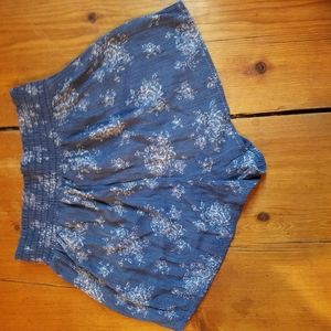 I am selling a par of shorts.